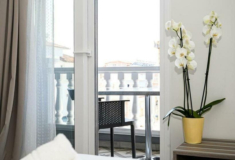 غرفة قياسية, Parthenon Art Executive Wing