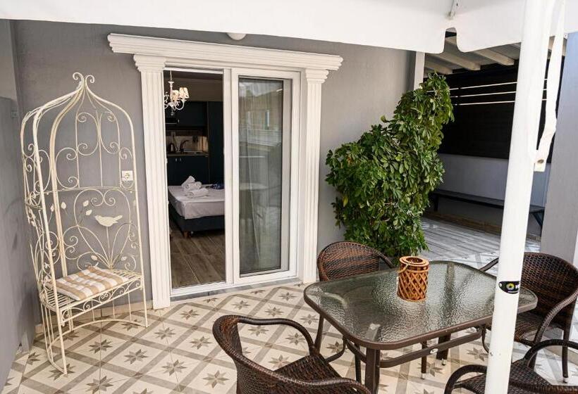 غرفة ديلوكس ثلاثية, Parthenon Art Executive Wing