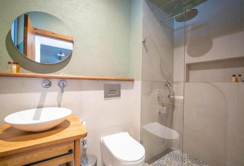 חדר סטנדרט לשלושה, Yali Sui̇tes