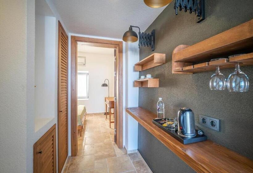 חדר סטנדרט לשלושה, Yali Sui̇tes