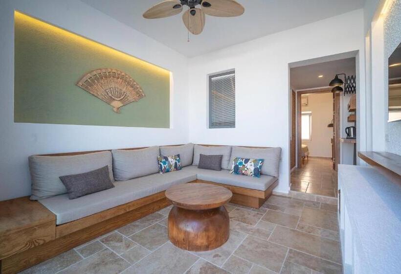 חדר סטנדרט לשלושה, Yali Sui̇tes