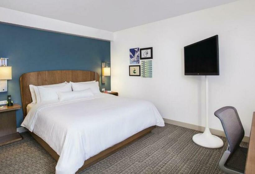 带大床的标准间, Element Calgary Airport