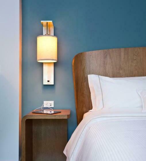 带大床的标准工作室, Element Calgary Airport