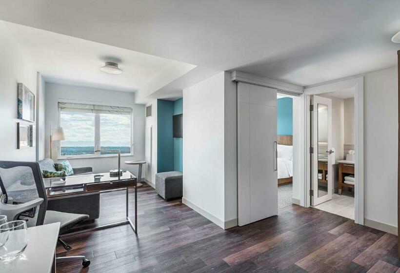 带大床的套房, Element Calgary Airport