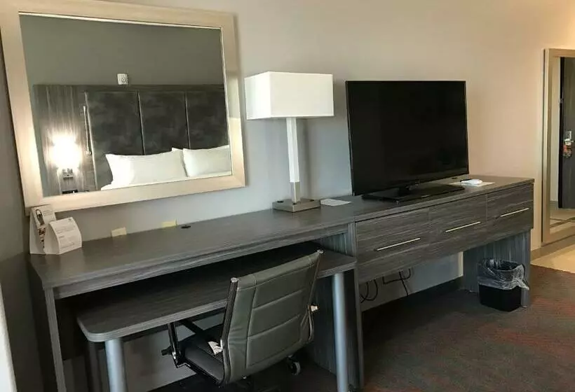 キングサイズベッドのエクゼクティブルーム, Holiday Inn Abilene   North College Area, An Ihg