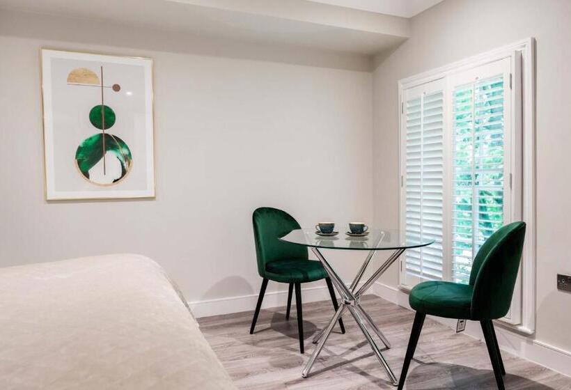 スタンダードスタジオ, The Regent Apart