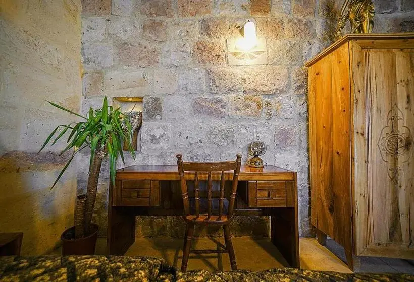 اتاق خانوادگی, Serene Premium Stone House