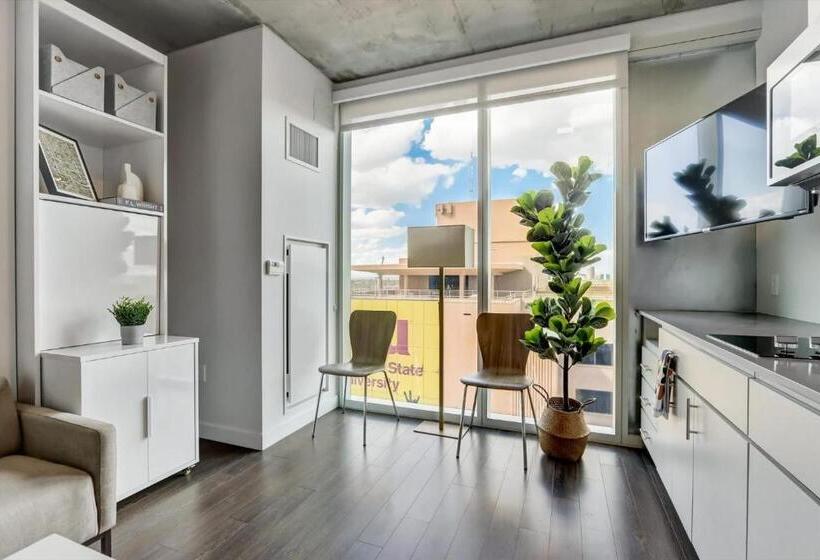 استودیوی سوپریور, Kenect Phoenix