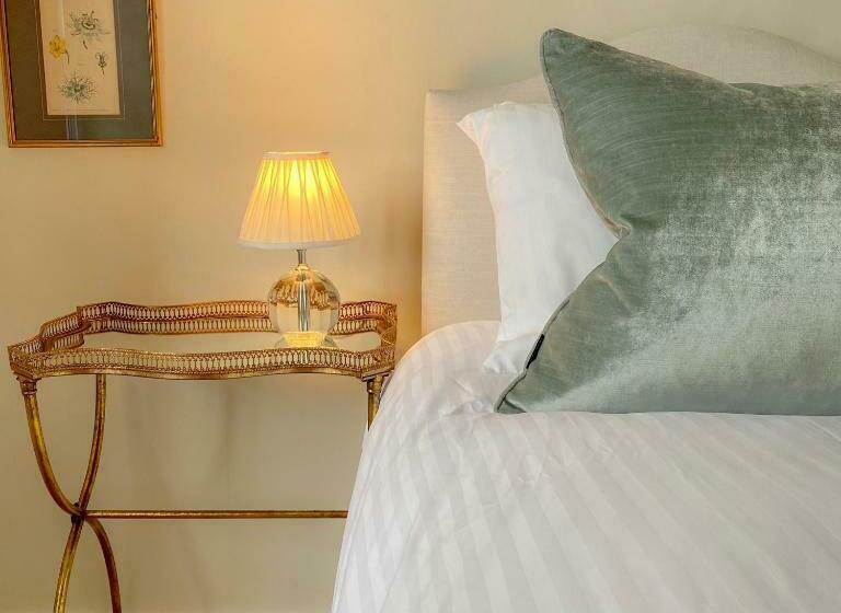 غرفة قياسية, Grove House