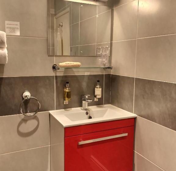 غرفة قياسية, Grove House