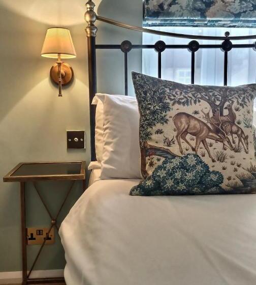 غرفة أساسية, Grove House