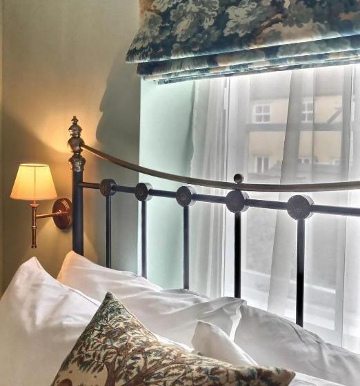 غرفة أساسية, Grove House