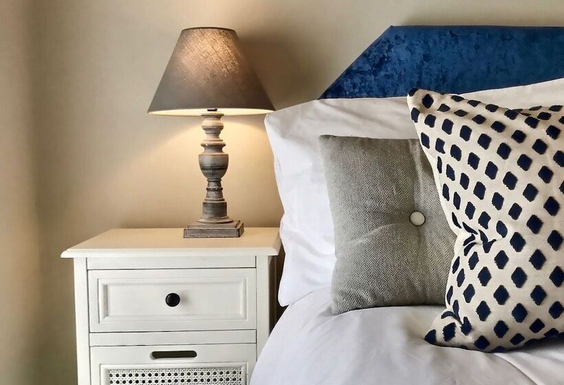 غرفة قياسية, Grove House