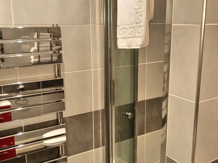 غرفة قياسية, Grove House