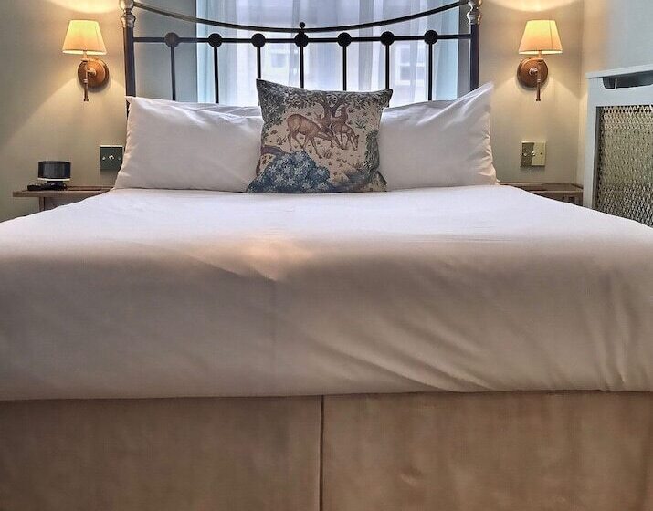 غرفة أساسية, Grove House