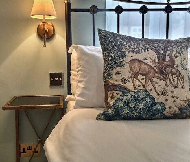 غرفة أساسية, Grove House