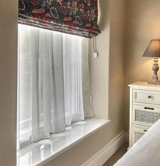 غرفة قياسية, Grove House