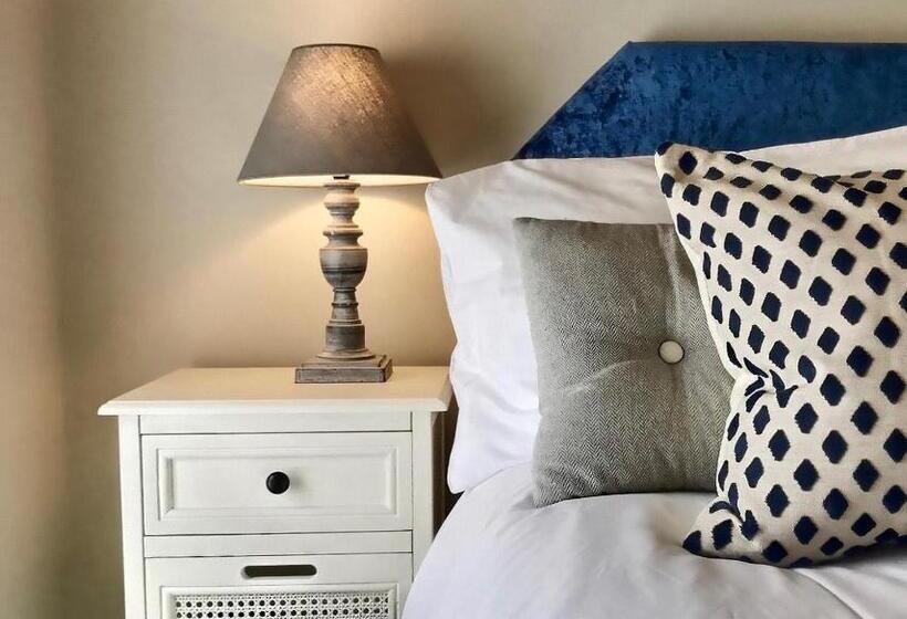 غرفة قياسية, Grove House