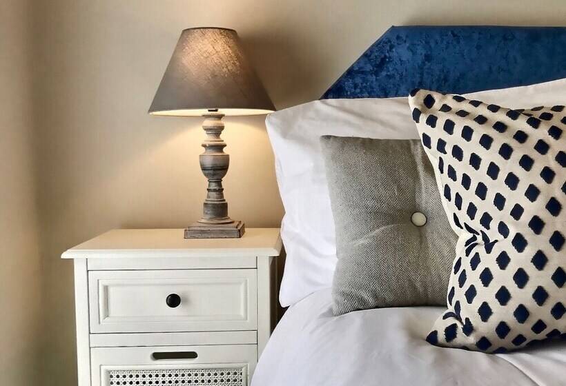 غرفة قياسية, Grove House