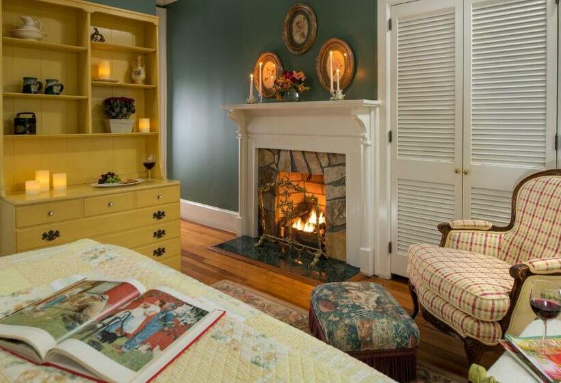 스탠다드 룸, The Yellow House On Plott Creek