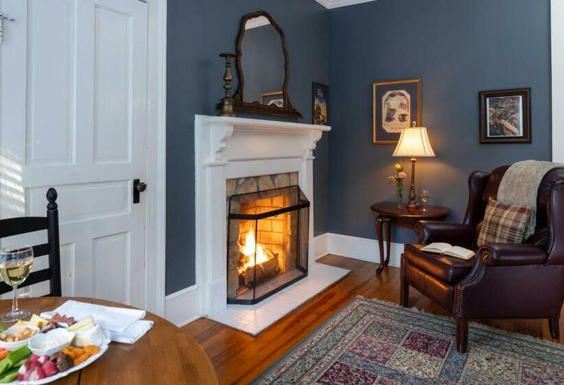 스탠다드 룸, The Yellow House On Plott Creek