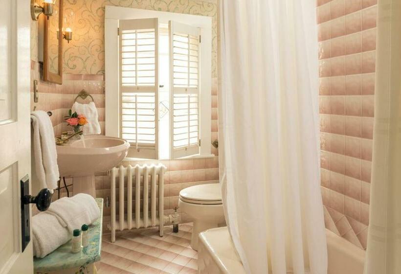 스탠다드 룸, The Yellow House On Plott Creek