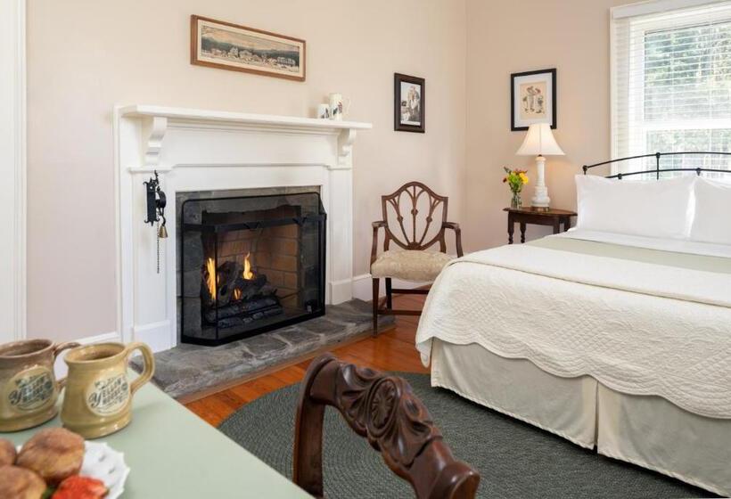 스탠다드 룸 공동 욕실, The Yellow House On Plott Creek