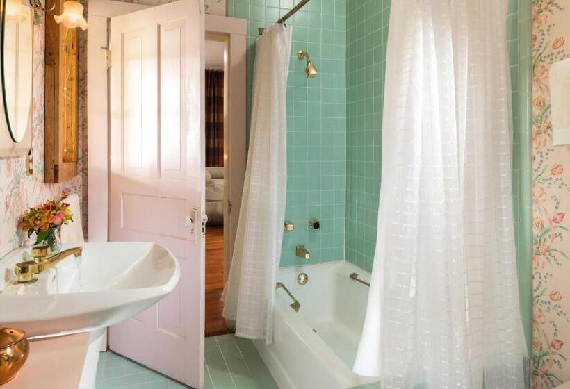 스탠다드 룸 공동 욕실, The Yellow House On Plott Creek