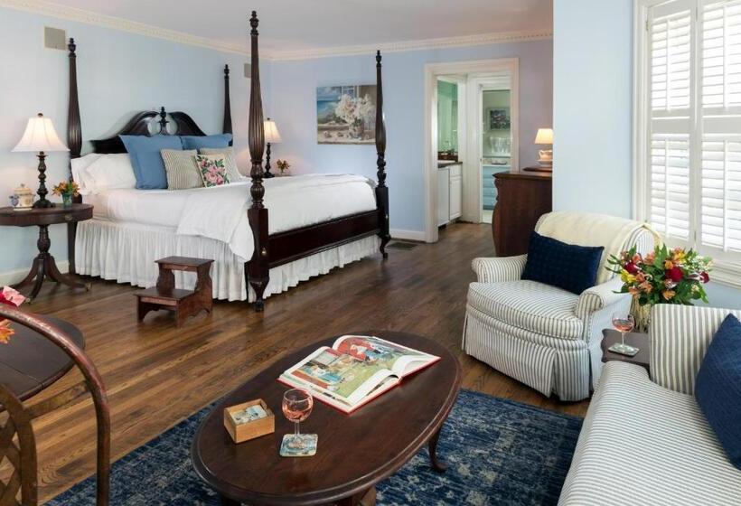 스위트 킹사이즈 침대, The Yellow House On Plott Creek