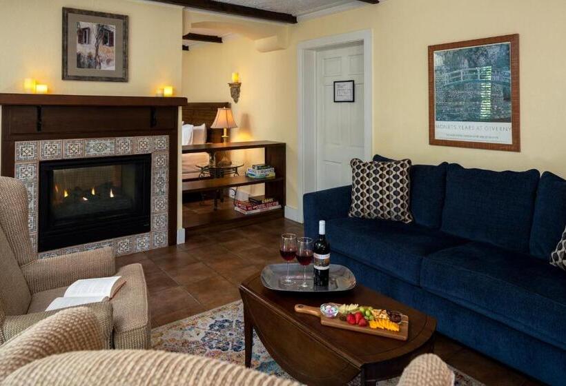 스위트 킹사이즈 침대, The Yellow House On Plott Creek