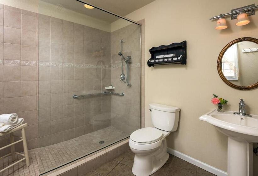 스위트 킹사이즈 침대, The Yellow House On Plott Creek