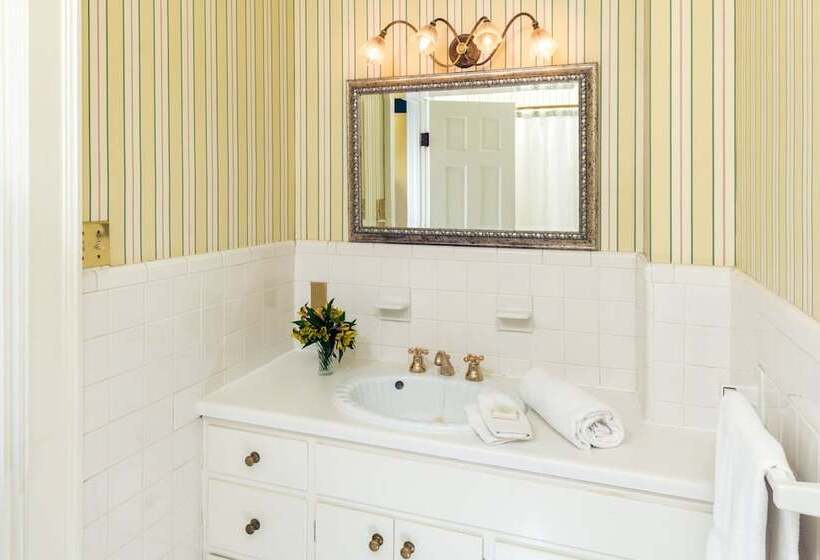 스탠다드 룸, The Yellow House On Plott Creek