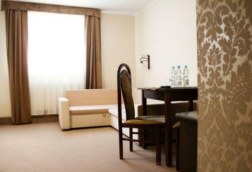 豪华三人间, Restauracja Koral