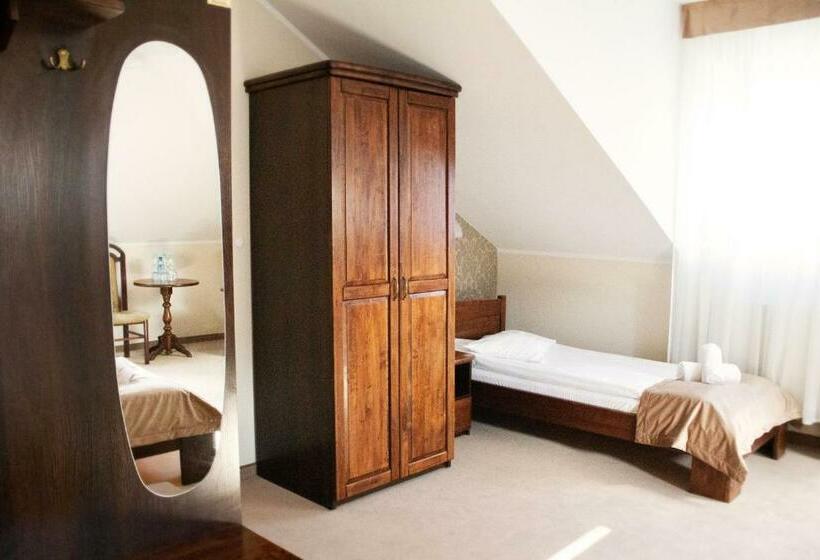 豪华三人间, Restauracja Koral