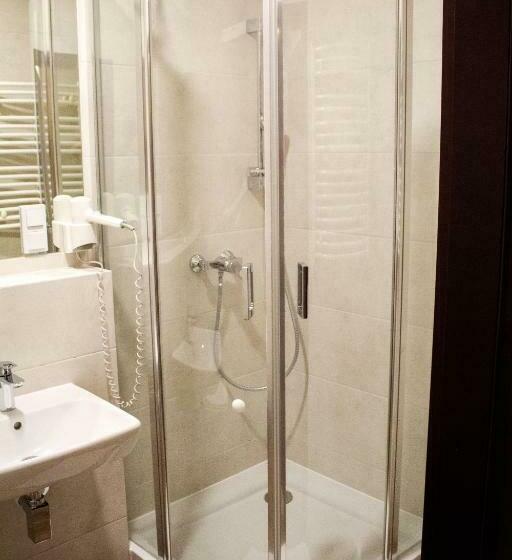 豪华三人间, Restauracja Koral