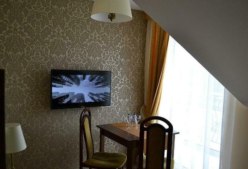 豪华三人间, Restauracja Koral