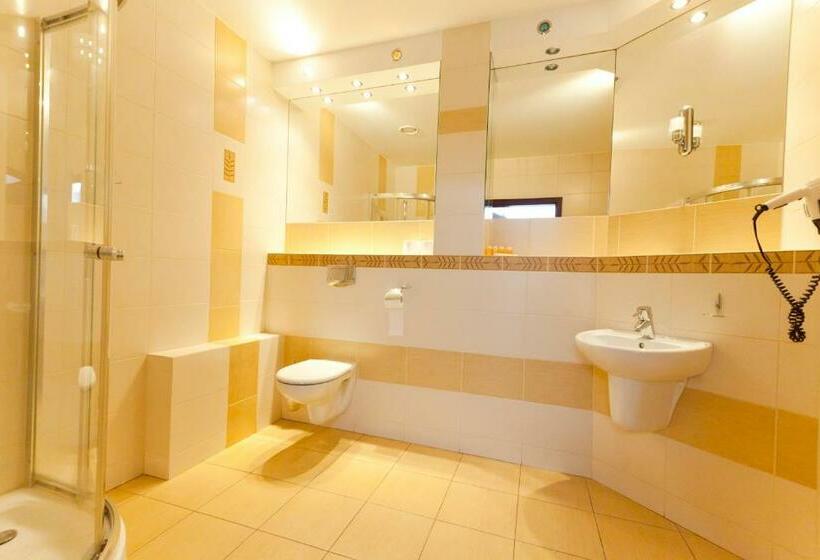 豪华三人间, Restauracja Koral