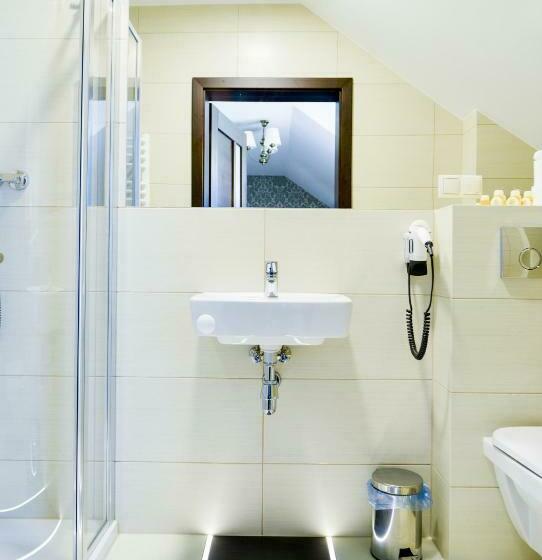 豪华三人间, Restauracja Koral