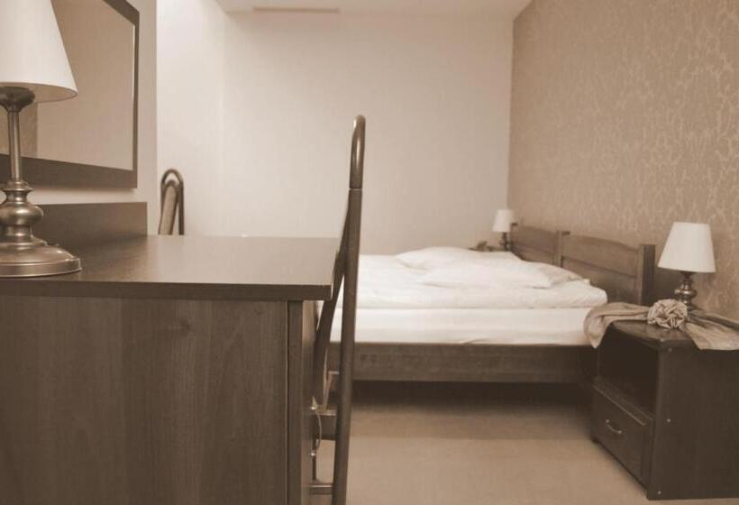 豪华三人间, Restauracja Koral