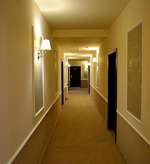 标准单人间, Restauracja Koral