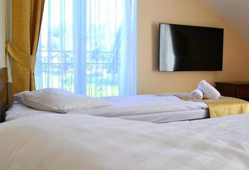 带1个卧室的带阳台的公寓, Restauracja Koral