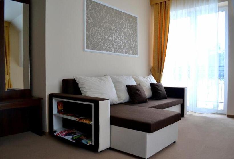 带1个卧室的带阳台的公寓, Restauracja Koral