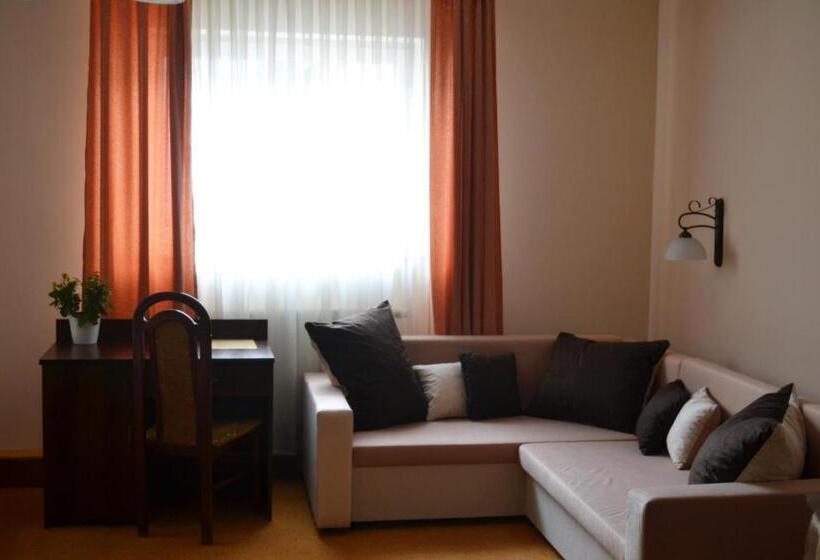 家庭间, Restauracja Koral