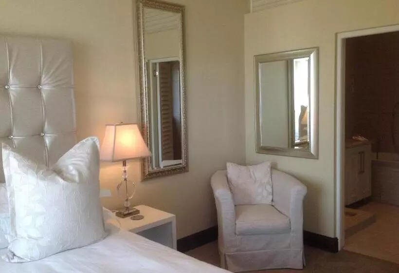 レイクビューデラックスルーム, Villa Paradisa Guest House