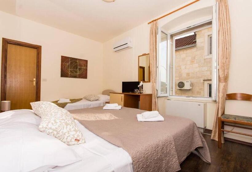 חדר סטנדרטי לשלושה עם נוף, Vila Liza