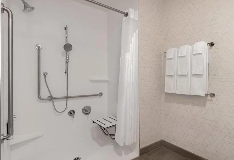 Deluxe-huone Soveltuu Liikuntarajoitteisille, Holiday Inn Express & Suites St Thomas