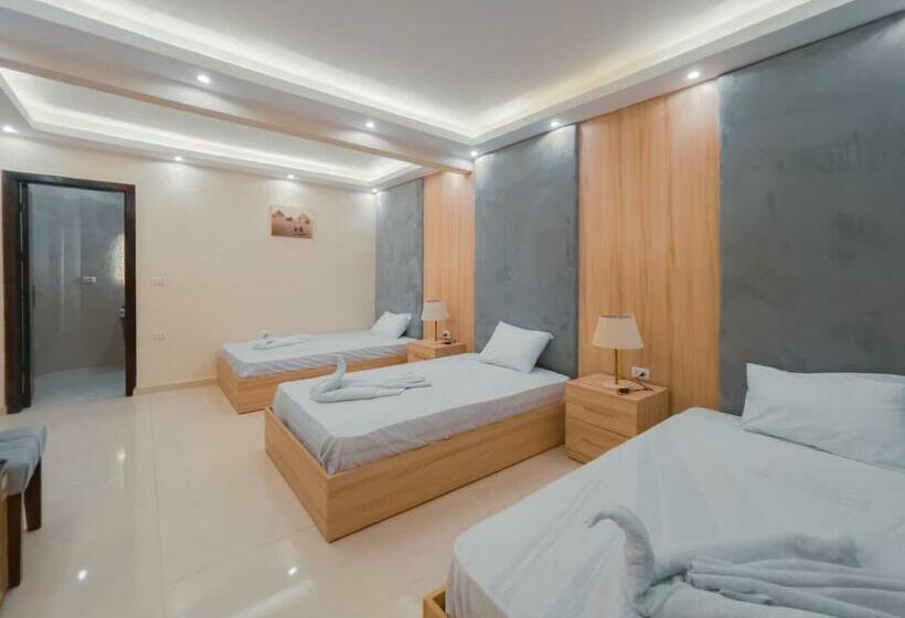 اتاق ساده سه نفره, Jumeirah Jacuzzi Pyramids View Inn