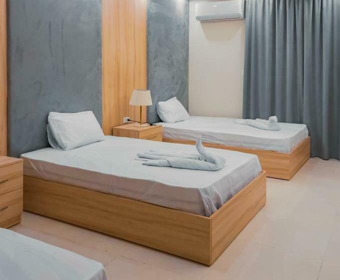 اتاق ساده سه نفره, Jumeirah Jacuzzi Pyramids View Inn