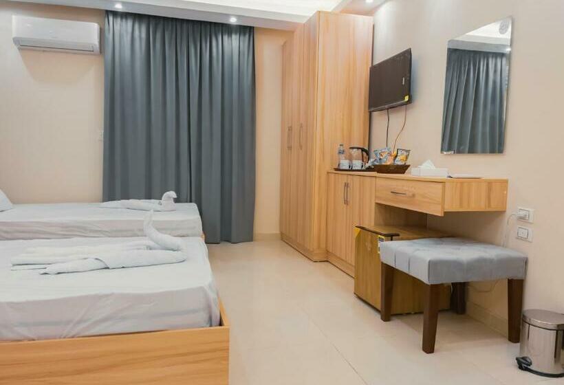 اتاق ساده سه نفره, Jumeirah Jacuzzi Pyramids View Inn