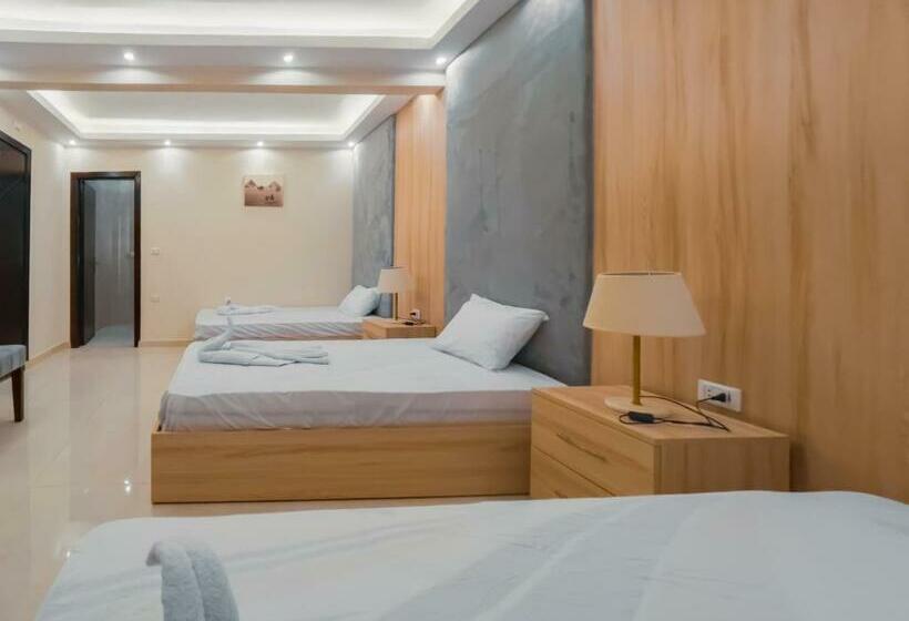 اتاق ساده سه نفره, Jumeirah Jacuzzi Pyramids View Inn